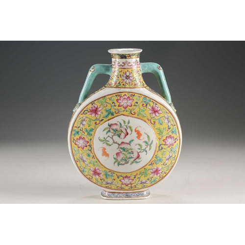 250 - A Chinese famille rose pilgrim flask, Qing, 19th century, the centre decorated with peaches and bats... 