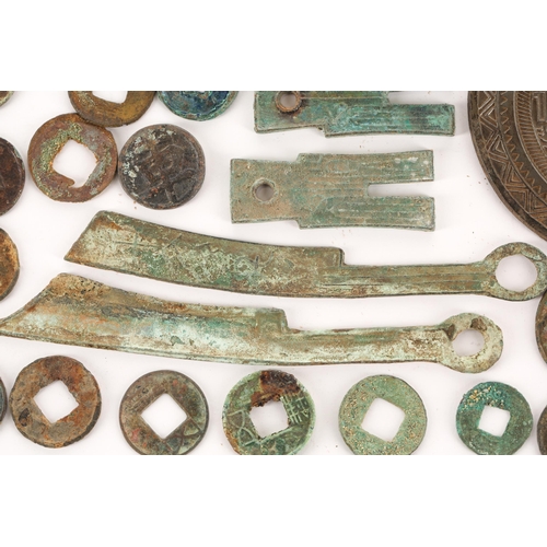 131 - A collection of thirty Chinese coins, to include knife and spade money, Warring States - Han dynasty... 