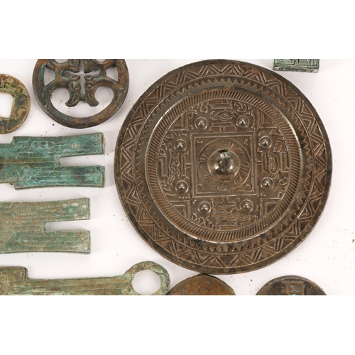 131 - A collection of thirty Chinese coins, to include knife and spade money, Warring States - Han dynasty... 