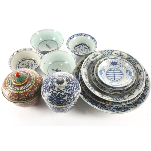 145 - A collection of Chinese Swatow porcelain, Qing, to include bowls, plates a jar with cover and a Pera... 