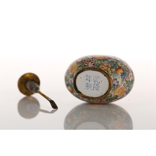 185 - A fine Chinese enamel snuff bottle, the gilt stopper cast with a coiling chilong, the bottle finely ... 