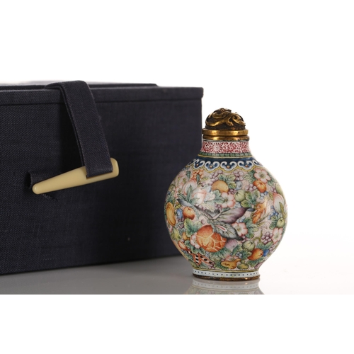 185 - A fine Chinese enamel snuff bottle, the gilt stopper cast with a coiling chilong, the bottle finely ... 