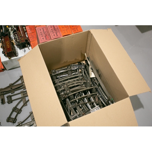 367 - A large quantity of model railway items, some boxed, to include Hornby Series, comprising engines, r... 