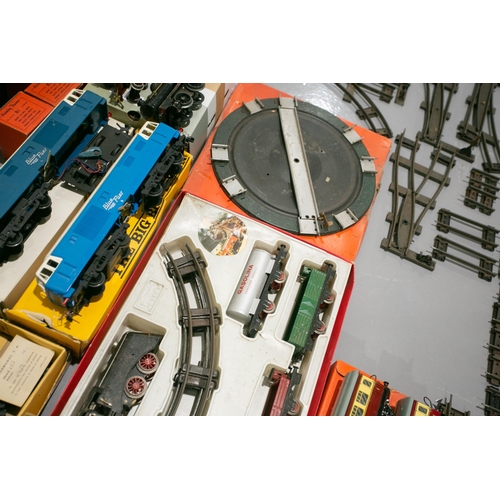 367 - A large quantity of model railway items, some boxed, to include Hornby Series, comprising engines, r... 