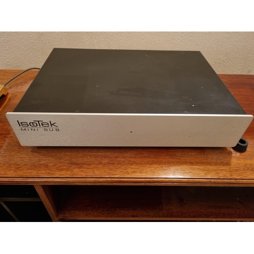 471 - An extensive and fine quality collection of Hi-Fi equipment, comprising a Naim PSU XPS-2 amplifier, ... 