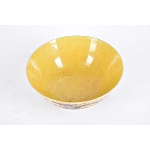 189 - A Chinese porcelain bowl, the interior with anhua style clouds on a yellow ground, the exterior with... 