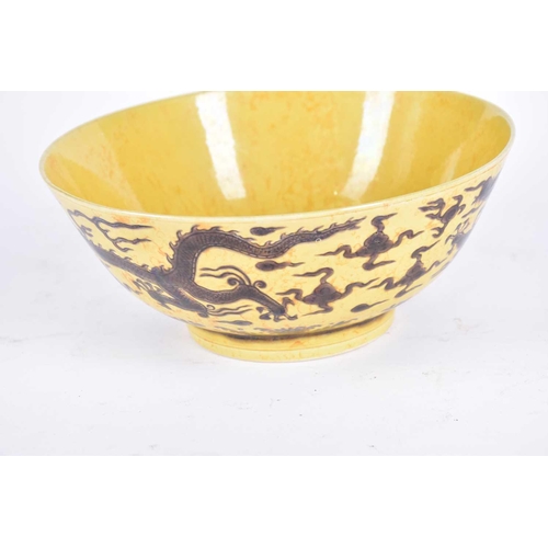 189 - A Chinese porcelain bowl, the interior with anhua style clouds on a yellow ground, the exterior with... 