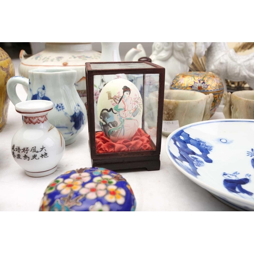 236 - A collection of assorted Chinese porcelain and pottery, to include a blue & white snuff bottle with ... 