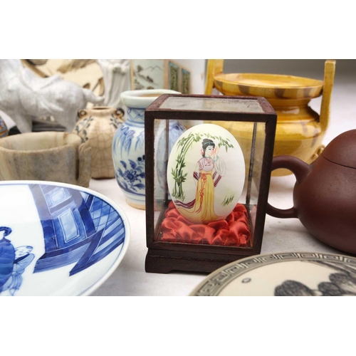 236 - A collection of assorted Chinese porcelain and pottery, to include a blue & white snuff bottle with ... 