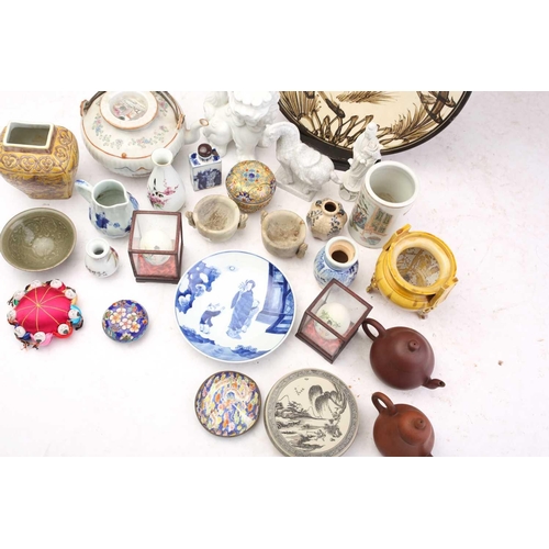 236 - A collection of assorted Chinese porcelain and pottery, to include a blue & white snuff bottle with ... 