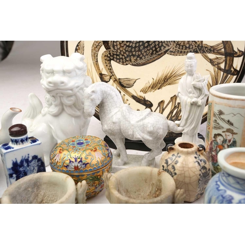 236 - A collection of assorted Chinese porcelain and pottery, to include a blue & white snuff bottle with ... 