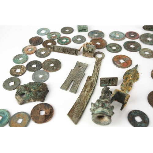 300 - A collection of Chinese coins, Warring States - Song Dynasty, to include a knife and spade example, ... 