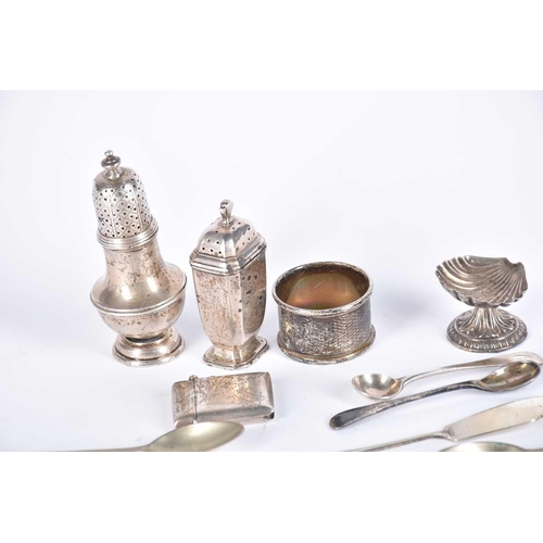 565 - A small collection of silver items to include table cruet, boxed coffee spoons, napkin rings and oth... 