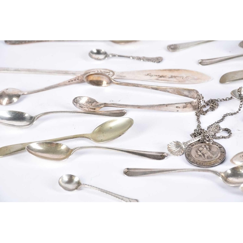 565 - A small collection of silver items to include table cruet, boxed coffee spoons, napkin rings and oth... 