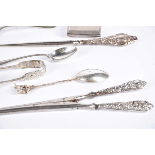 565 - A small collection of silver items to include table cruet, boxed coffee spoons, napkin rings and oth... 