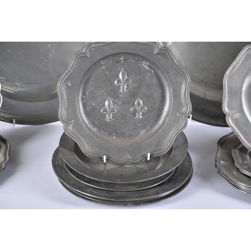 581 - A collection of 18th & 19th century pewter dishes, to include a large platter with touchmarks of Sty... 