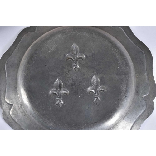 581 - A collection of 18th & 19th century pewter dishes, to include a large platter with touchmarks of Sty... 