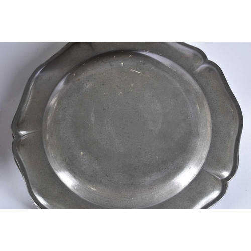 581 - A collection of 18th & 19th century pewter dishes, to include a large platter with touchmarks of Sty... 