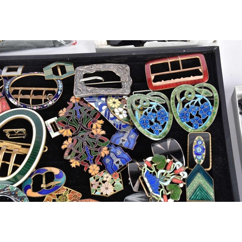 589 - A large single-owner collection of belt buckles, late 19th century and later, to include many art no... 