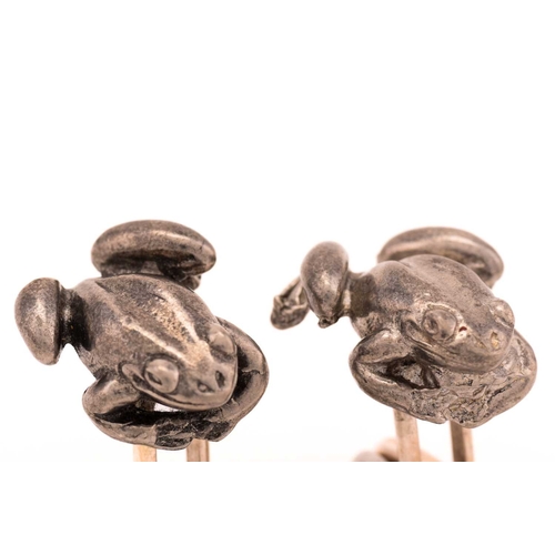 101 - A pair of novelty frog cufflinks in white metal, each comprises a casted frog figure fitted with a U... 