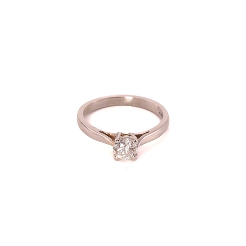 106 - A diamond solitaire ring in platinum, composed of a brilliant diamond with an estimated weight of 0.... 