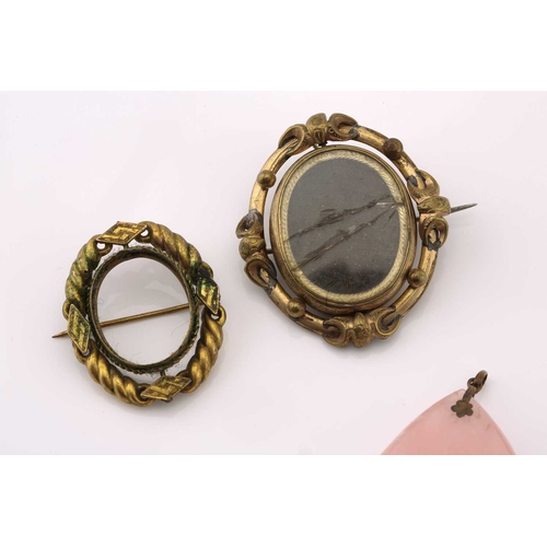 108 - A mixed lot of pendants and brooches, to include a horn pendant on a white metal mount, to a double ... 