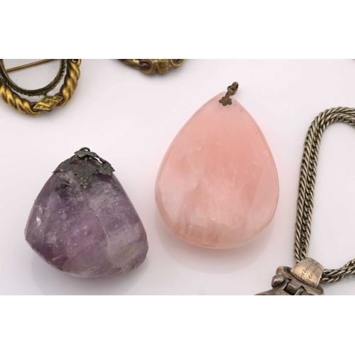 108 - A mixed lot of pendants and brooches, to include a horn pendant on a white metal mount, to a double ... 