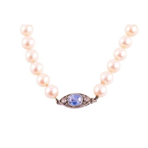 77 - A single row pearl necklace with gem-set clasp, with a strand of hand-knotted pearls of 7.5 mm, crea... 