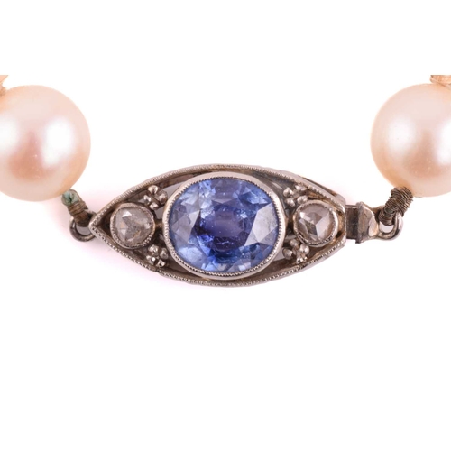 77 - A single row pearl necklace with gem-set clasp, with a strand of hand-knotted pearls of 7.5 mm, crea... 