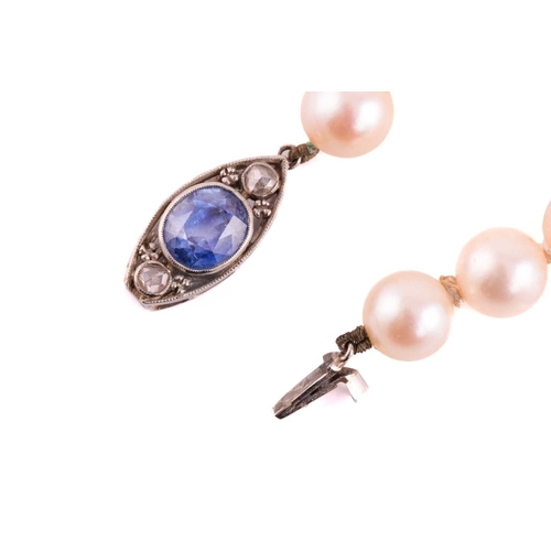 77 - A single row pearl necklace with gem-set clasp, with a strand of hand-knotted pearls of 7.5 mm, crea... 