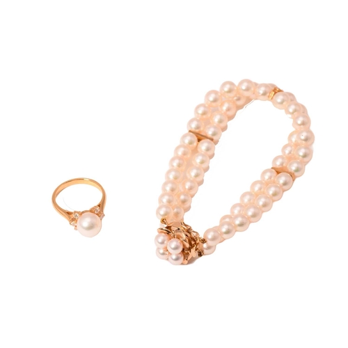 262 - A double row pearl bracelet with a matching ring, the bracelet comprises two strands of 6.0 mm round... 