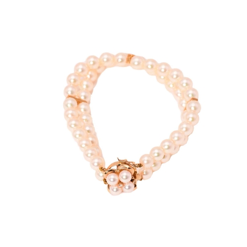 262 - A double row pearl bracelet with a matching ring, the bracelet comprises two strands of 6.0 mm round... 