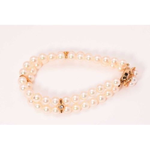 262 - A double row pearl bracelet with a matching ring, the bracelet comprises two strands of 6.0 mm round... 