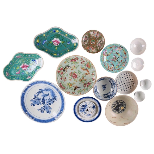 104 - An assortment of Chinese porcelain, Ming - Qing dynasty, to include a Swatow bowl from the Bi Thuan ... 