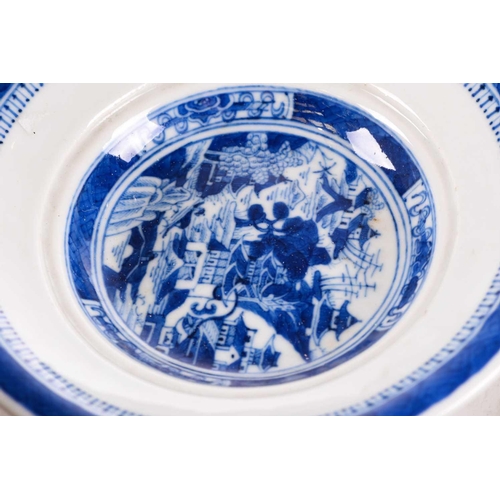 104 - An assortment of Chinese porcelain, Ming - Qing dynasty, to include a Swatow bowl from the Bi Thuan ... 