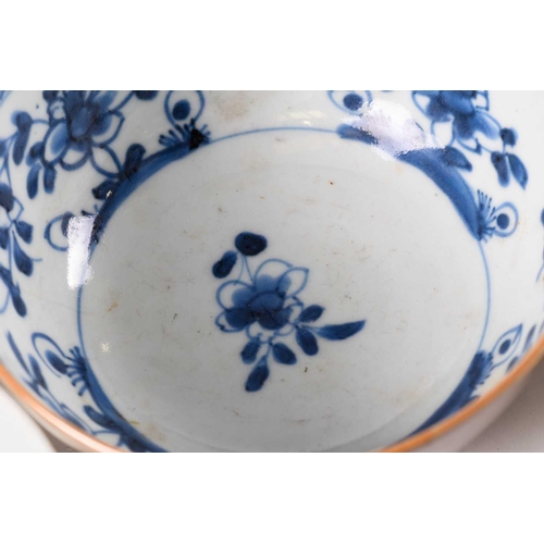 104 - An assortment of Chinese porcelain, Ming - Qing dynasty, to include a Swatow bowl from the Bi Thuan ... 