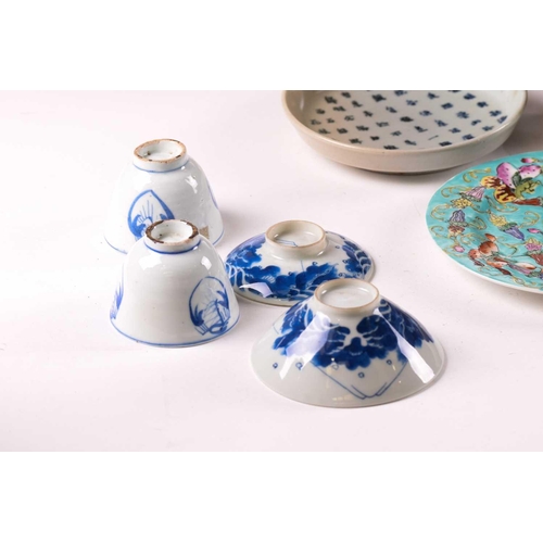 104 - An assortment of Chinese porcelain, Ming - Qing dynasty, to include a Swatow bowl from the Bi Thuan ... 