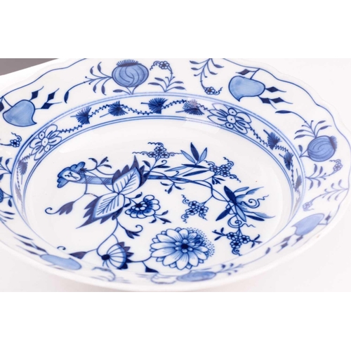 219 - Meissen blue onion pattern, comprising 2 x dinner plates, 2 x soup bowls and 2 x side plates and a s... 