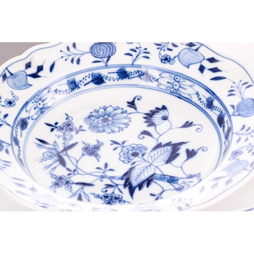 219 - Meissen blue onion pattern, comprising 2 x dinner plates, 2 x soup bowls and 2 x side plates and a s... 