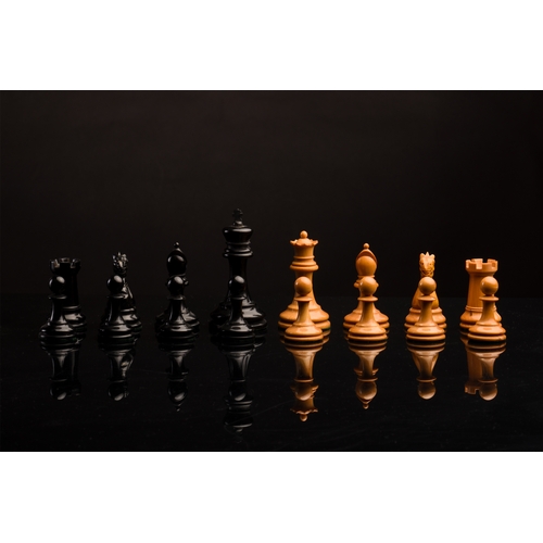 201A - A Staunton chess boxwood and ebony set, in an original box with paper label, the Kings 9.5 cm high, ... 