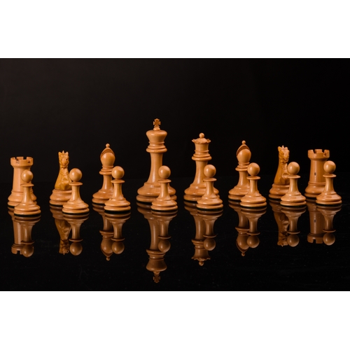 201A - A Staunton chess boxwood and ebony set, in an original box with paper label, the Kings 9.5 cm high, ... 