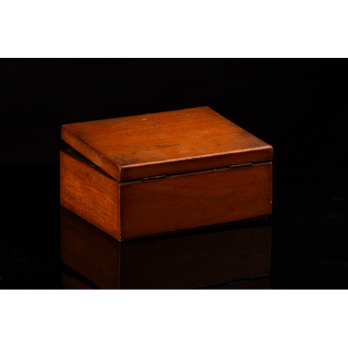 201A - A Staunton chess boxwood and ebony set, in an original box with paper label, the Kings 9.5 cm high, ... 