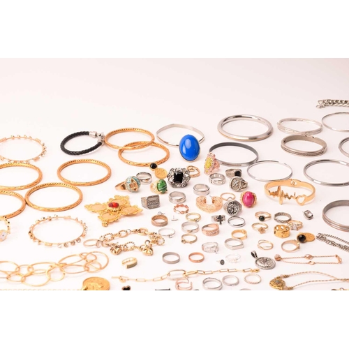 47 - A collection of miscellaneous costume jewellery items mainly in base metal; to include a silver Moni... 