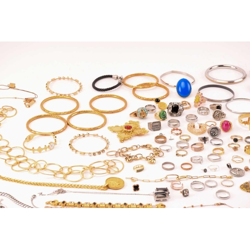 47 - A collection of miscellaneous costume jewellery items mainly in base metal; to include a silver Moni... 