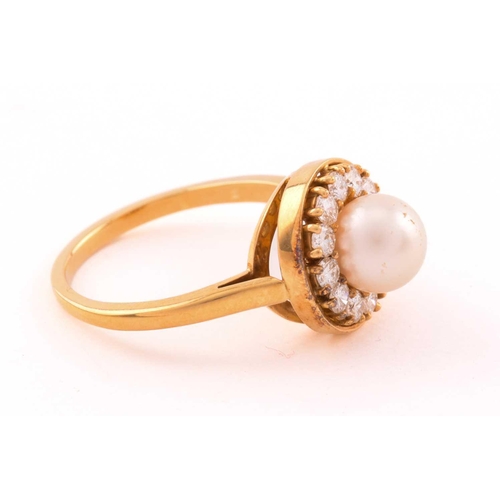 6 - A pearl and diamond entourage ring in 18ct gold, featuring an 8.0 mm round pearl, cream-coloured wit... 