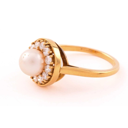 6 - A pearl and diamond entourage ring in 18ct gold, featuring an 8.0 mm round pearl, cream-coloured wit... 