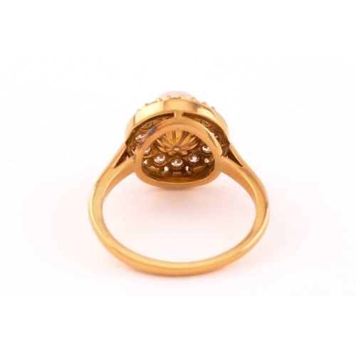 6 - A pearl and diamond entourage ring in 18ct gold, featuring an 8.0 mm round pearl, cream-coloured wit... 