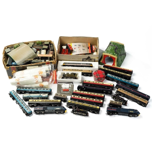 304 - A good quantity of loose model railway rolling stock, together with trackside and some accessories.