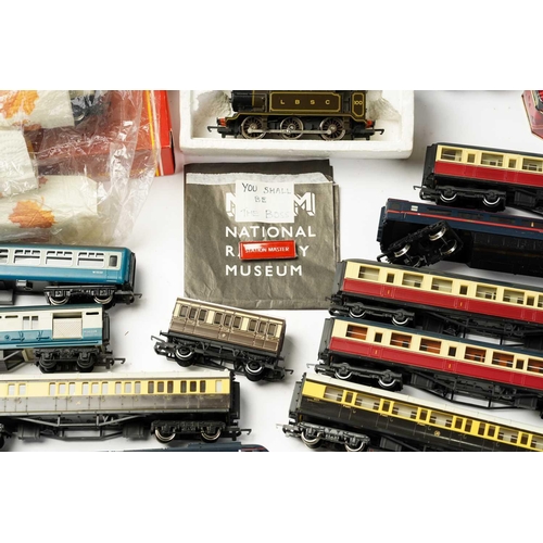 304 - A good quantity of loose model railway rolling stock, together with trackside and some accessories.