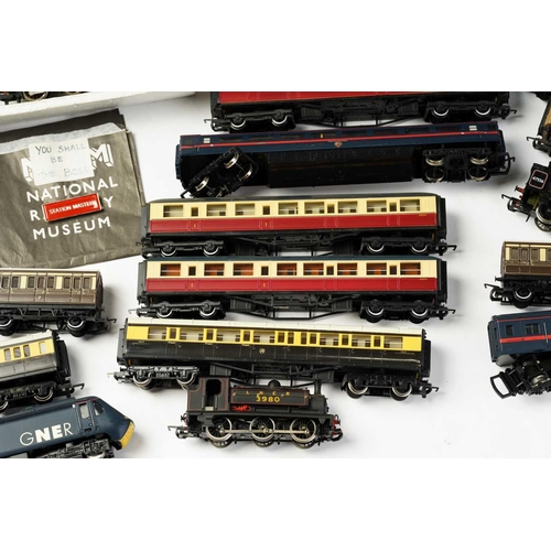 304 - A good quantity of loose model railway rolling stock, together with trackside and some accessories.